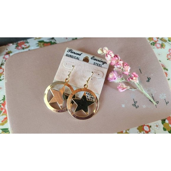 Vintage Star Dangling Earrings - Picture 2 of 10